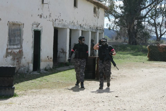 dos personas hablan airsoft
